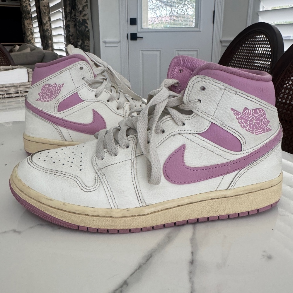 Nike Air Jordan 1 Mid Orchid / Sail. Muslin